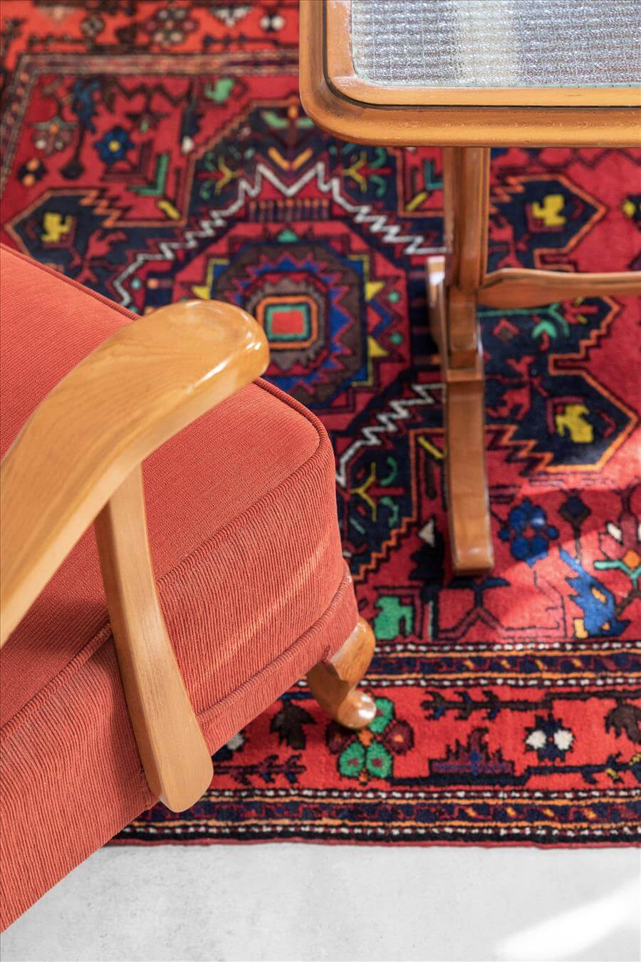 שטיח בסגנון אתני בסלון